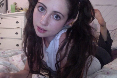 cummbunny:  tigretimide:  post selfie, gain followers?  look its bratbum!! her blog got deleted so follow this cute face 
