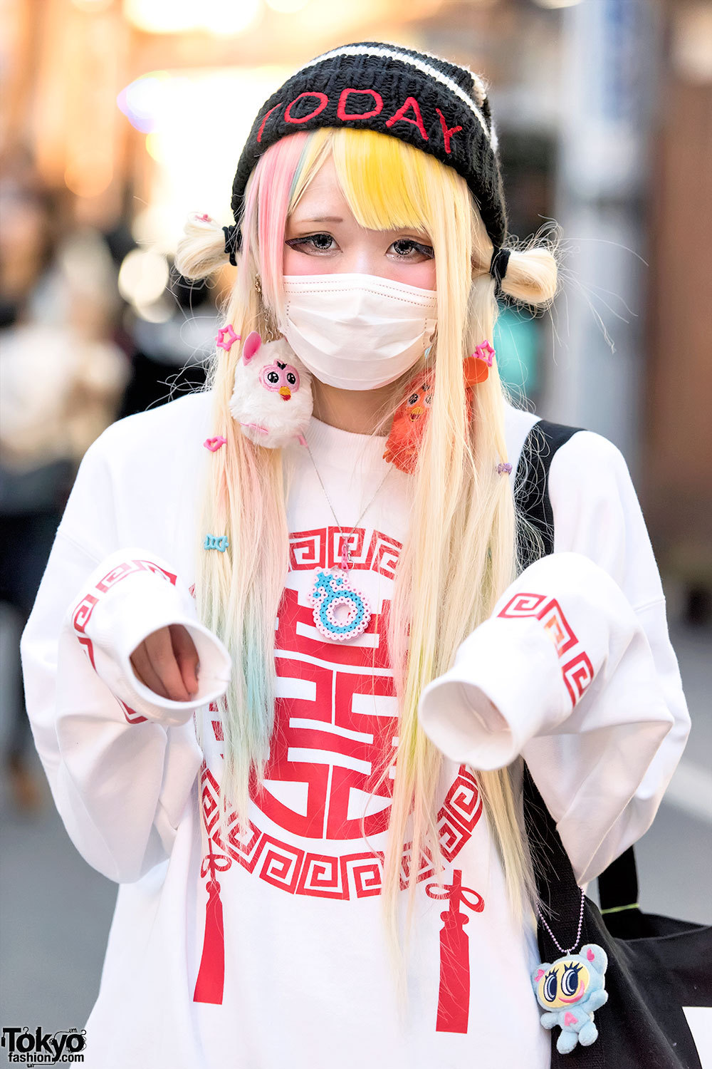 tokyo-fashion:  Akae (18 with twintails) and Jyuria (19 with mask) on Cat Street