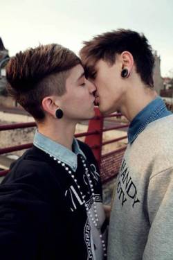 lesbianesterin:  reblog if you support gay marriage 