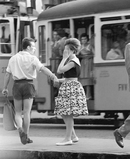 puffancsvippancs: vintageeveryday: A couple break up at the tram stop, Budapest, 1961. te hany heten