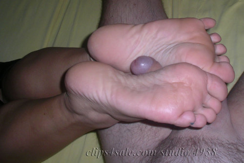 michaelatoequeen:  Barefeet footjob 7 porn pictures