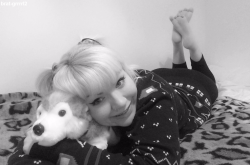 brat-grrrrl2:  Me ft puppy cuddles, xmas jumper &amp; cold feet