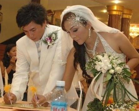 These pictures are from the 2008 wedding of transsexual model Cat Tuyen and Chin Nhan in Vietnam.