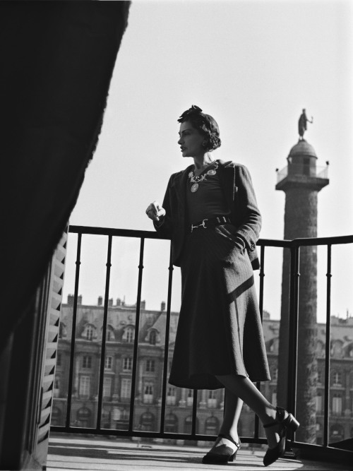 Roger Schall - Gabrielle Chanel au balcon de sa suite de l'Hôtel Ritz, Paris, France, 1937