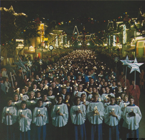 Disneyland&rsquo;s annual Candlelight Processional makes its way down Main St. 