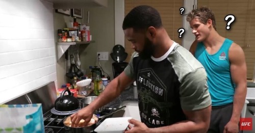 psychedelicfelon:  youngblackandvegan:  blackgirlsreverything:  😂  Doing the Lord’s work   😂  The pepper really gives it that kick! 