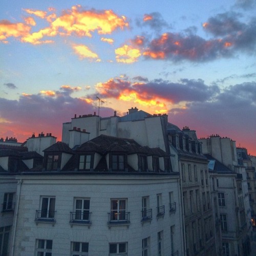 shinebythree:Because who hasn’t grammed tonight’s dreamy sundown in #Paris? (at Le Marais)