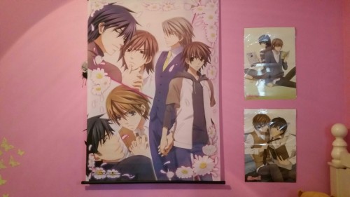 patootiebooty:  adrianaloleng:  This wall is getting really gay.  Hey, do you want to give me that.