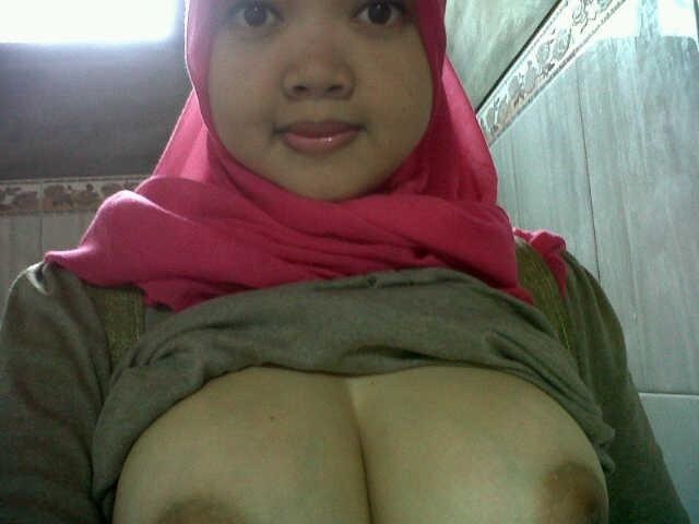 otakblue:  Awek bertudung pink mencolok berani: http://migg.in/jolokberani