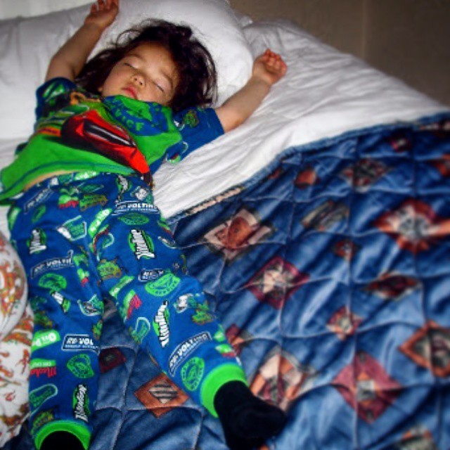 One day late #tbt. This is how my kid use to sleep.
#parenting