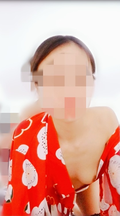 share-thegirl: 新作品2后入篇，后面几张是最爱的半蹲着后入的狗插式，这个姿势小骚货叫的最卖力。网络不给力上传不上来。老规矩这次还是视频的截图，穿的是上次作品的红色和服，只不过上次只是口爆