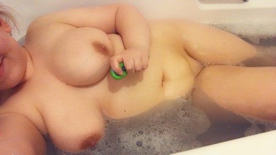 la-vie-en-r0se-x:  kinkydaydreams: kinkydaydreams: how to people take cute bath photos