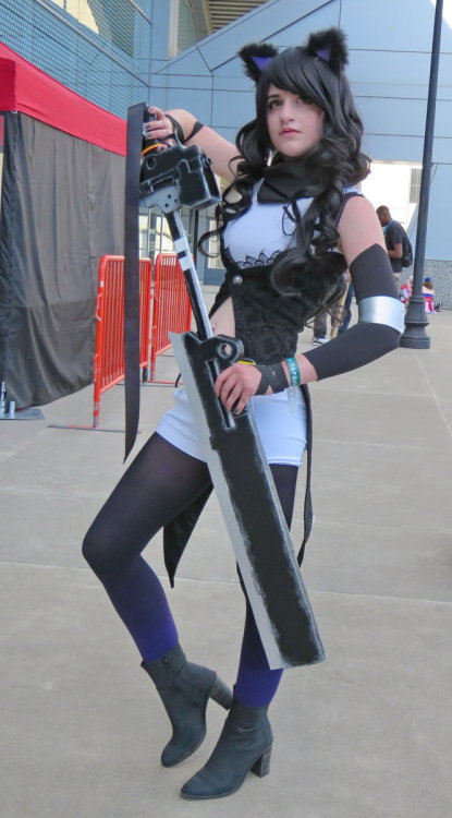 A Blake Belladonna cosplay. Photo by Sacphotos.