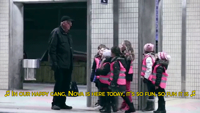 sizvideos:  Children surprises old man in a train station (video) 