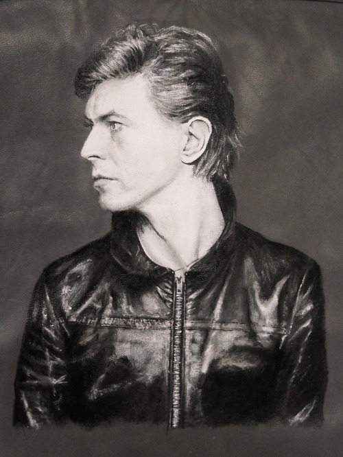 iridescentskull:I won’t manage to express everything David Bowie means to me, but hopefully my drawi