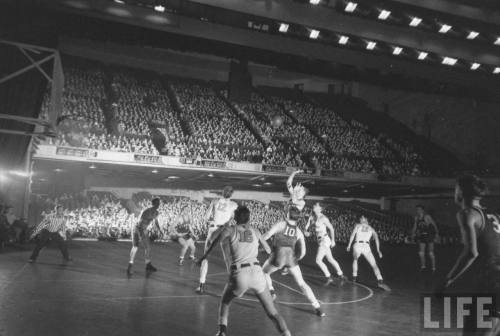 USC vs. Stanford at the Shrine Auditorium(Peter Stackpole. 1947)