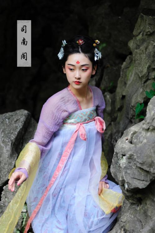 fouryearsofshades: 司南阁 nanshuhanfu.taobao.com/面料：上襦：锦丝皱齐胸裙：内衬优质印花雪纺 外层欧根纱Model 麻豆：熹微