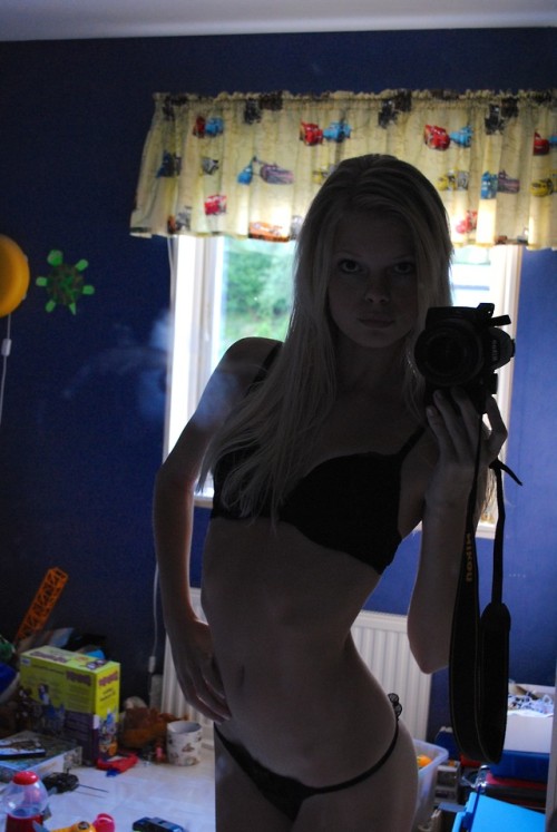 glorycattimemachine:  anyabcrazy:new camera oh damn girl