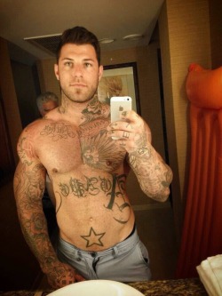 hotcunts:  Grrr beef. And i am loving his clippered chest.