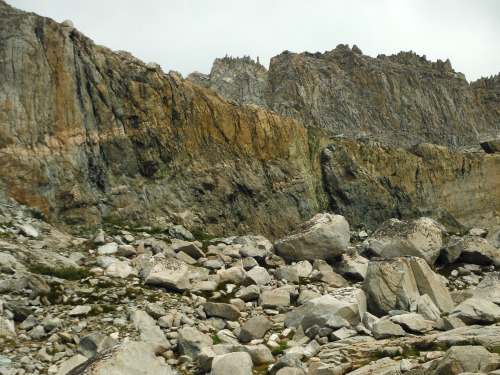 I wish I had a geologist with me, but I’m all alone in the wilderness. Western Pinnacles Lakes Basin