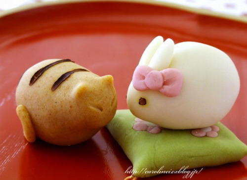 These lovable cat-themed sweets were made by Caroline, a Japanese housewife. She creates them annual
