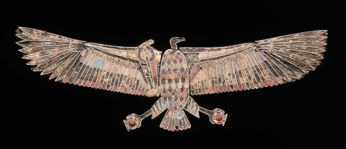 grandegyptianmuseum:Gold and silver pectoral with inlays of carnelian and glassVulture with outstret