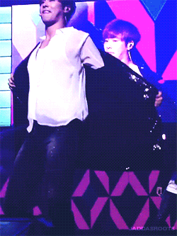 jaddasroots:  in which Jung Yunho rubs his DAMN CROTCH and gives us a fucKING STRIP TEASE in the closest HFB FANCAM TO DATE 