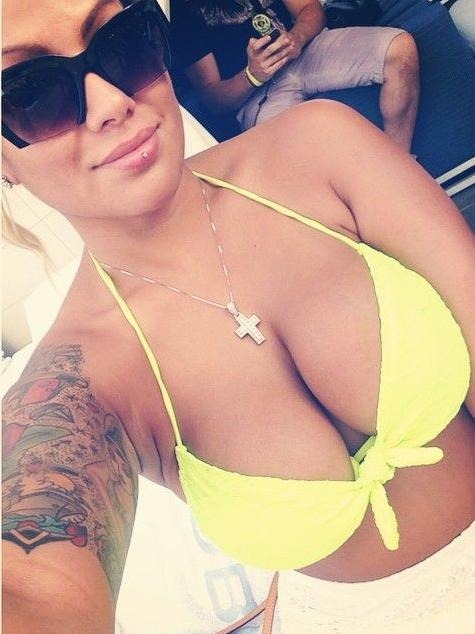 bikiniboob:  Busty Selfies