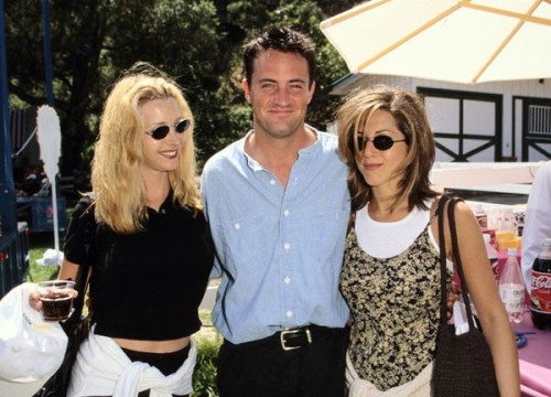  courteney cox, jennifer aniston, lisa kudrow and matthew perry attending the pediatric aids foundat