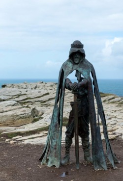 middleearthandjourneys:  The newest statue of King Arthur on top of Tintagel Cliffs, Cornwall, U.K.