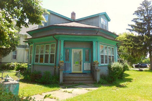 magicalandsomeweirdhometours: So far, there have been no takers for the cool Octagon House in Fond d