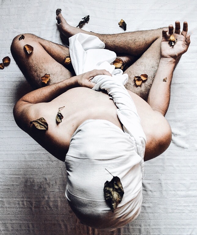 fotoconsensual:  LA MUERTE Y EL DESEO Me aferré a sentir, amar y a complacerme