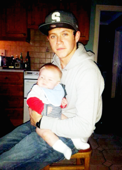 harrycmon:  Niall with Theo recently. 