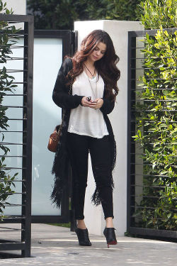 daisyslippers:get selena’s look:white shirtkimono