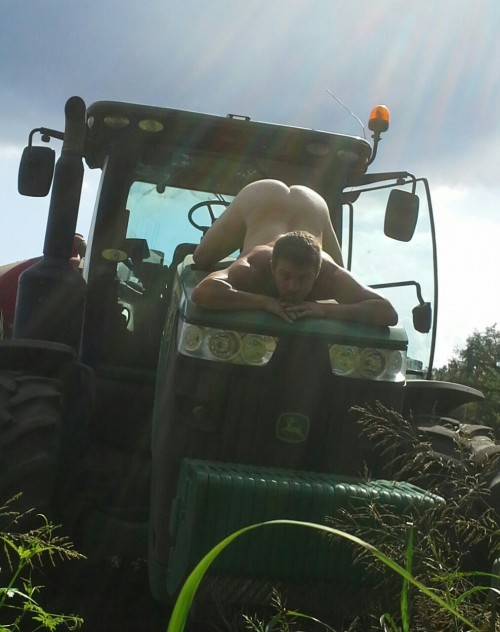 dadsoncircfun:  Daddy’s a farmer and likes me to ride along when he plows the field.