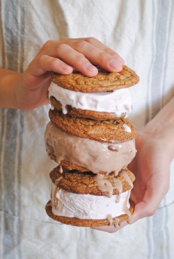 sweetoothgirl:  Chocolate Chip Ice Cream Sandwiches