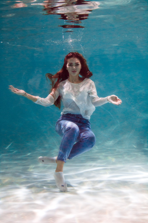 Super sexy girl in a jeans, underwater and all wet.