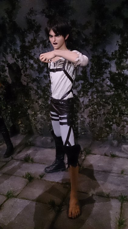 Isayama Hajime’s editor, Kawakubo Shintaro, takes a photo with the new tea-drinking Levi clonoid at Universal Studio Japan’s SNK THE REAL exhibition! Also featured in this year’s exhibition is a transforming Eren clonoid with Titan feet!Images