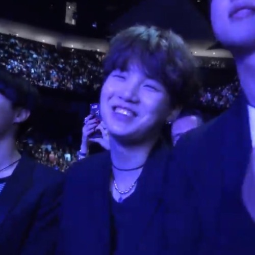 bts420:yoongi watching nicki minaj vs. watching miley cyrus