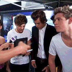 stylin-library:  Louis having trouble using the interview’s charger to charge his