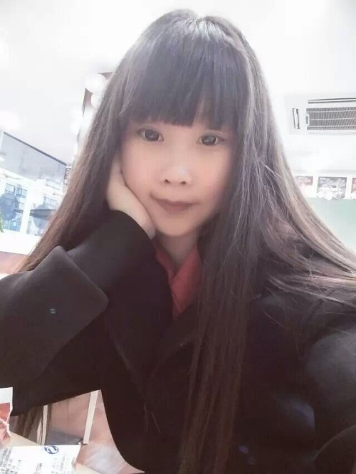 honoka6: 竟然有哥哥说小瑶长得骚哎。小瑶明明是女神好不好。嘻嘻，这次是自拍大奉送哟。哥哥们来评价评价，小瑶长的清纯可爱还是淫贱风骚呢？尽情评论吧，不要吝啬哟。不管是凌辱还是赞美。小瑶都要听得到