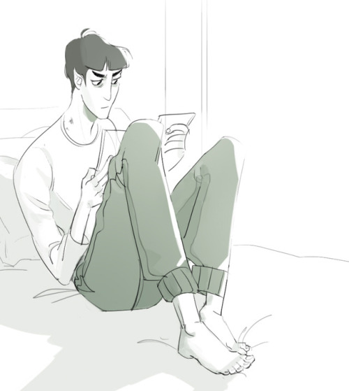 spockt:spock doing paperwork in bed whilst wearing jims old clothes rb if u agree 