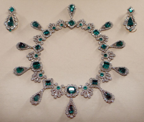 europesroyalsjewels: Marie-Louise Emerald Diadem Parure Necklace ♕ Louvre Museum