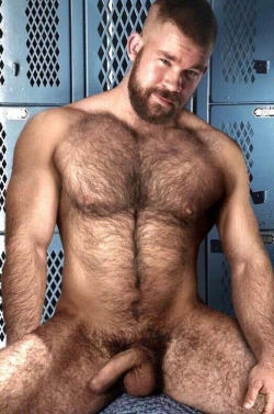 redhotbearsd:I want to share more than his locker! MOI AUSSI !