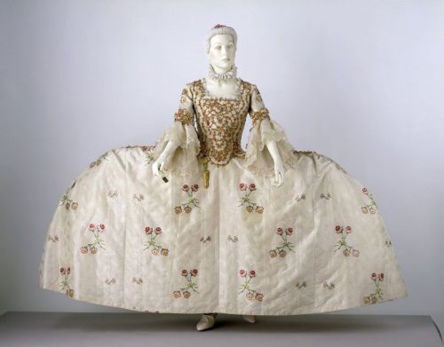 This mantua is typical in style and construction of the 1760s. By this time, it was worn only by ari