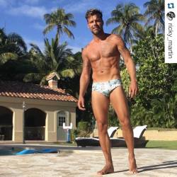 swimwearman:  luciousmaza:  #Repost @ricky_martin with @repostapp. ・・・ #islander #beachbum #livemylifebarefoot #saltyhair #sandyfeet #speedo  #sunga #up #early #earlybird WAKE UP GANG. #newweek #newyear #2016  www.swimwearman.tumblr.com