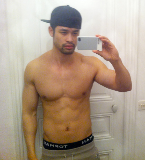 instaguys:  Guys with iPhones Source: gwip.me 