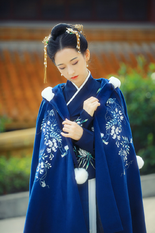 Traditional Chinese hanfu by 钟灵记