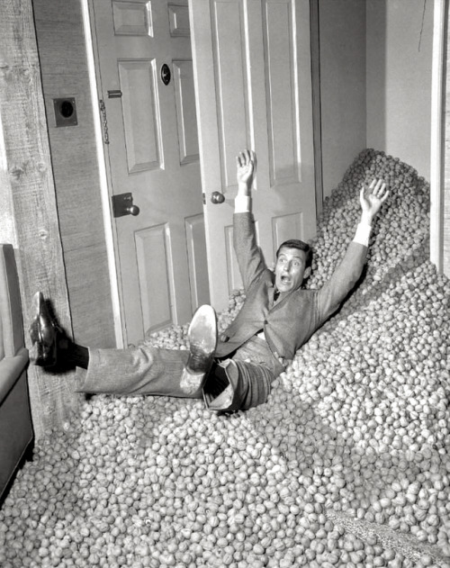 Dick Van Dyke / publicity photo for “It May Look Like a Walnut”, season 2, episode 20 of The Dick Va