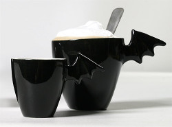 cyborgpuppy:  spookyloop:  Ceramic bat mugs